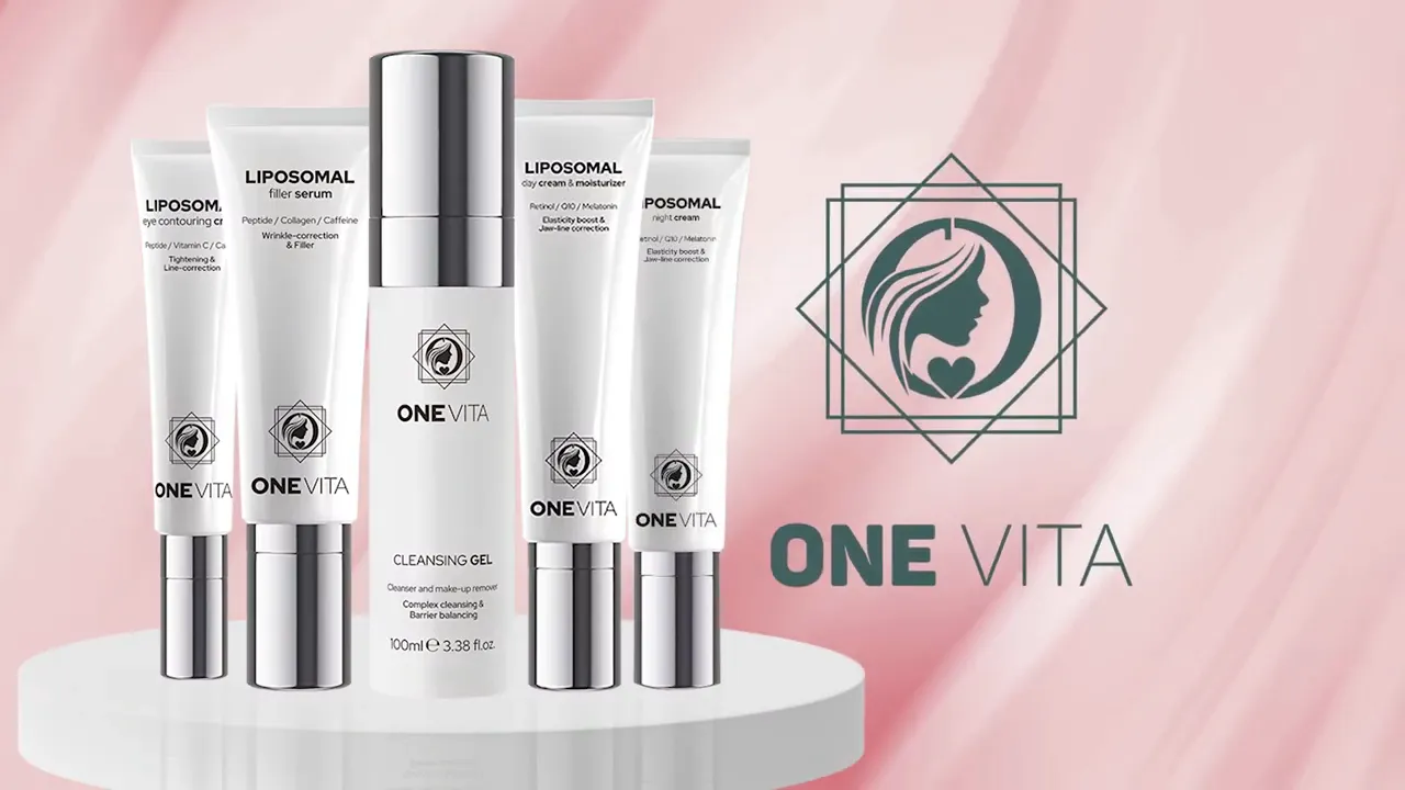 Tampilan produk perawatan kulit ONE VITA, termasuk gel pembersih dan berbagai krim liposomal, disusun di atas alas putih dengan latar belakang merah muda. Ini mengikuti pedoman penjualan untuk branding yang jelas dan menampilkan logo dan nama resmi ONE VITA di sebelah kanan.