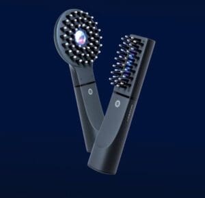 紺色の背景に黒い手持ちヘアツール「デンキバリブラシ2.0＋ボディ」が2台展示されています。 1つは円形のヘッド、もう1つは長方形のヘッドを備えた革新的なデザインで、BODY AWARD 2022を受賞しました。