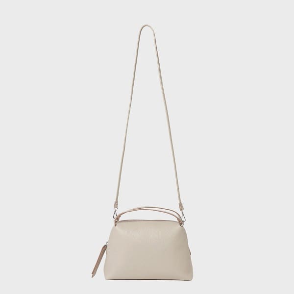 Tas selempang GIANNI CHIARINI ALIFA yang terbuat dari kulit krem Italia menampilkan desain minimalis, tali yang dapat disesuaikan, pegangan pendek, dan atasan ritsleting.
