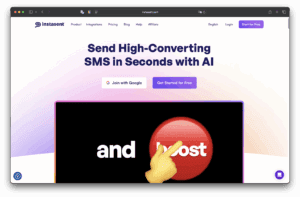 Di beranda Instasend, ada judul yang menggunakan AI untuk mengirim SMS dengan konversi tinggi dalam hitungan detik. Ada kemitraan Google dan tombol untuk memulai secara gratis, ditambah tombol posting merah besar yang ditunjuk oleh tangan kartun.